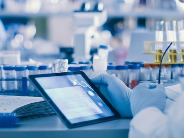 Impacto da tecnologia na gestão de laboratórios